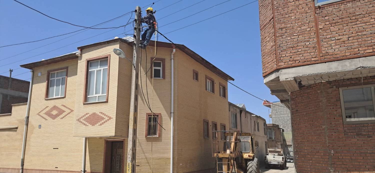 پایان عملیات جهادی بهسازی شبكه برق در بناب/ تبدیل شبكه مسی به كابل خودنگهدار با هدف پایداری انرژی