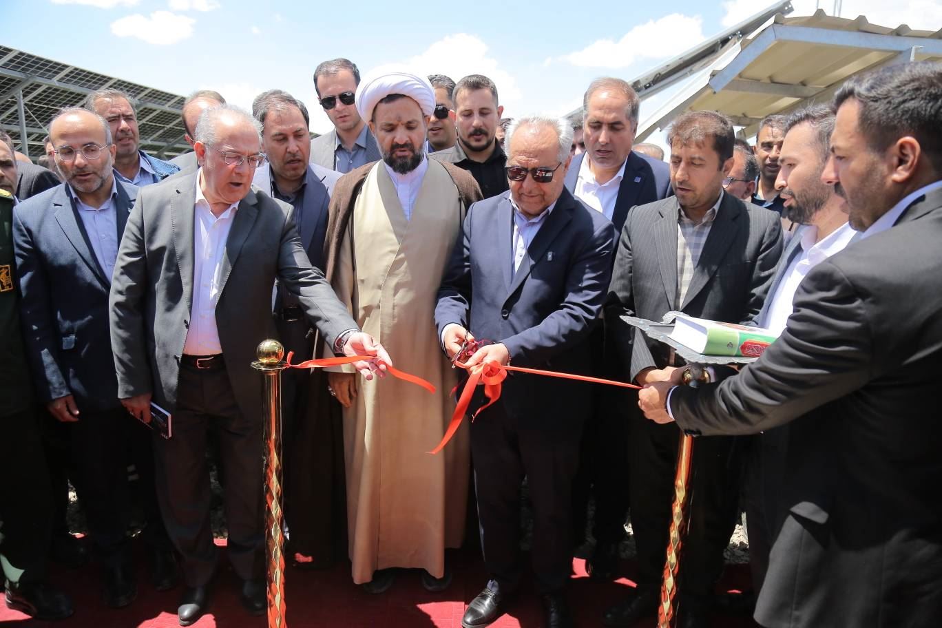 بهره برداری همزمان از ۵ نیروگاه خورشیدی در شهرستان‌های بناب، هریس و عجب‌شیر با حضور استاندار آذربایجان شرقی